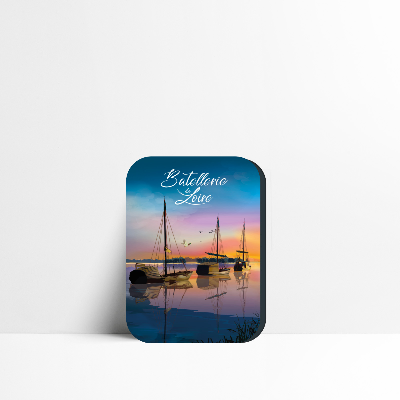Magnet représentant une gabare traditionnelle de la batellerie de Loire au coucher du soleil