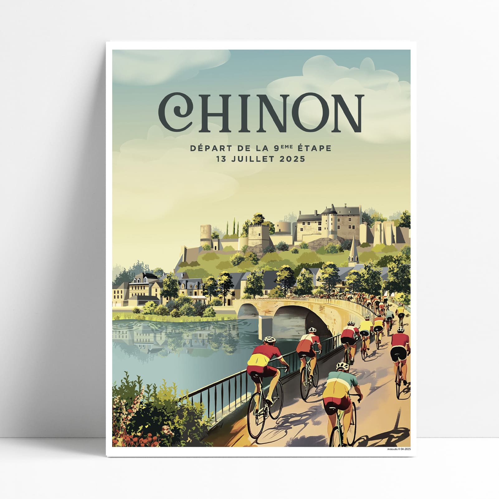 Affiche illustrée du peloton cycliste à Chinon avec son château